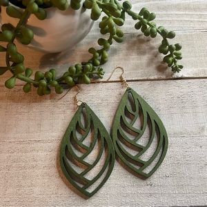 Green Leaf Drop Earrings NEW! 🍁🍂🌿